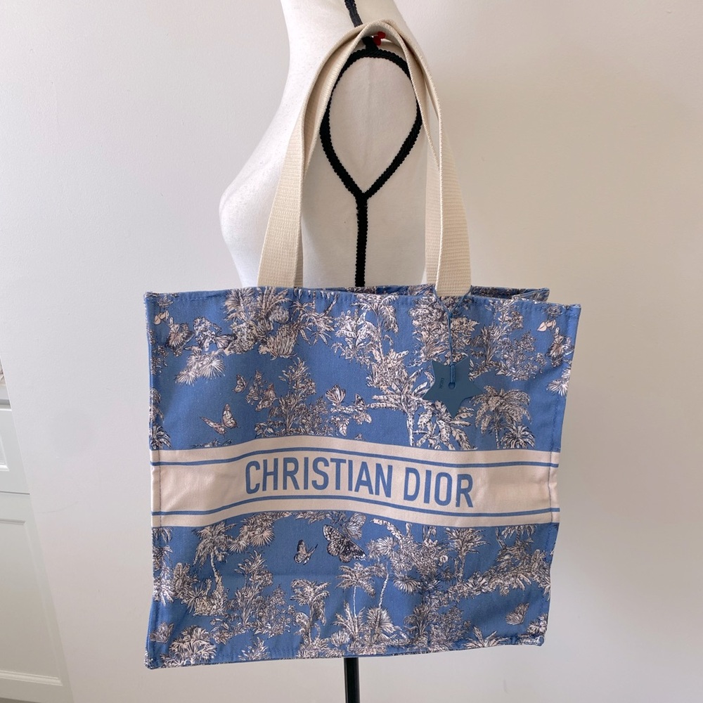 Christian Dior Butterfly Canvas Tote
Novelty GWP 2025 with star charm